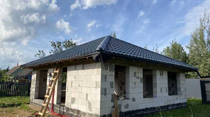 кровля из металлочерепицы на четырехскатной крыше